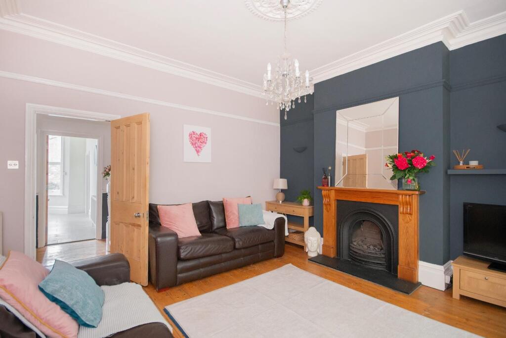 0C8RKE - Living Room A.jpg