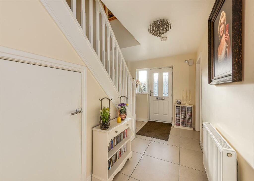 41 Kings Road-hall.jpg