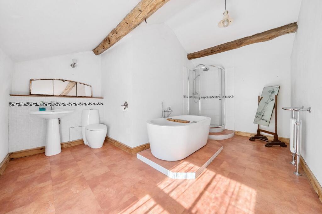 Bed 1 Ensuite.jpg