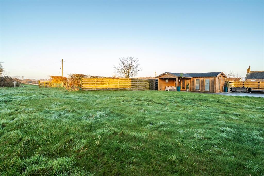 SUMMERHOUSE