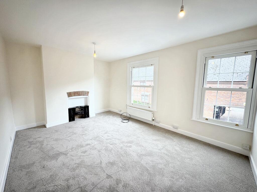 Large double bedroom to front