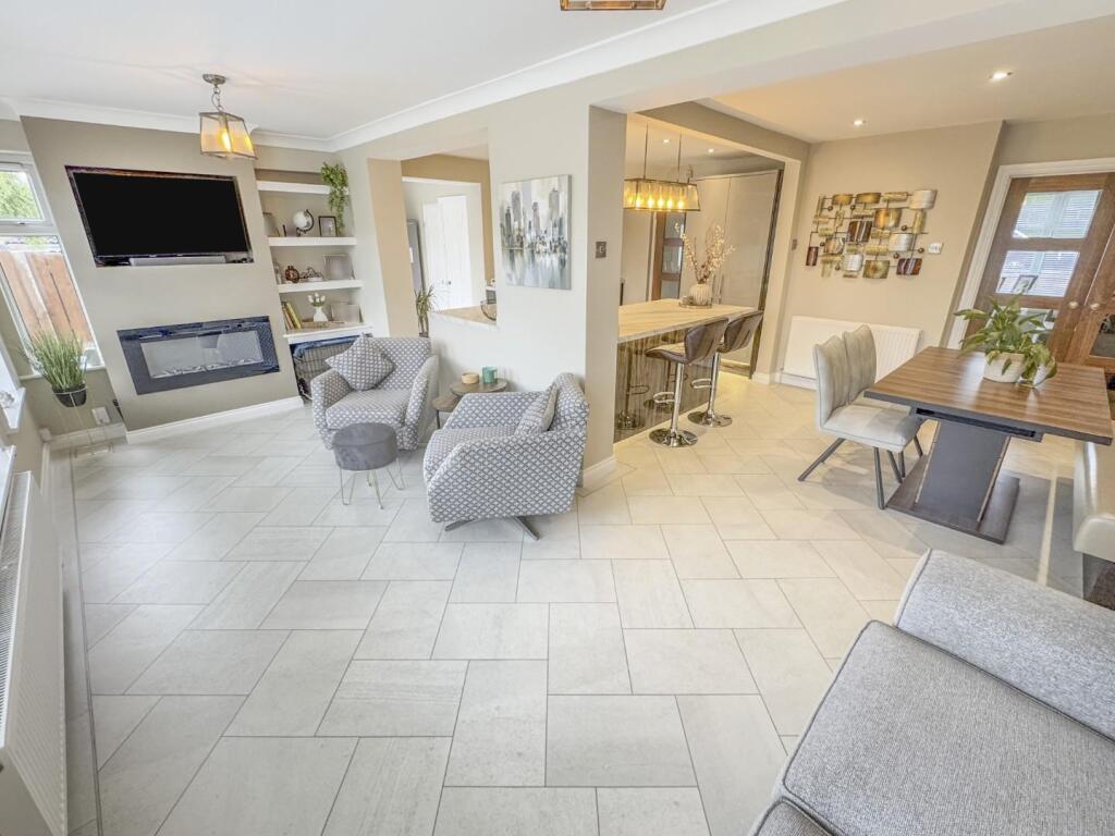 KITCHEN/DINER/FAMILY ROOM