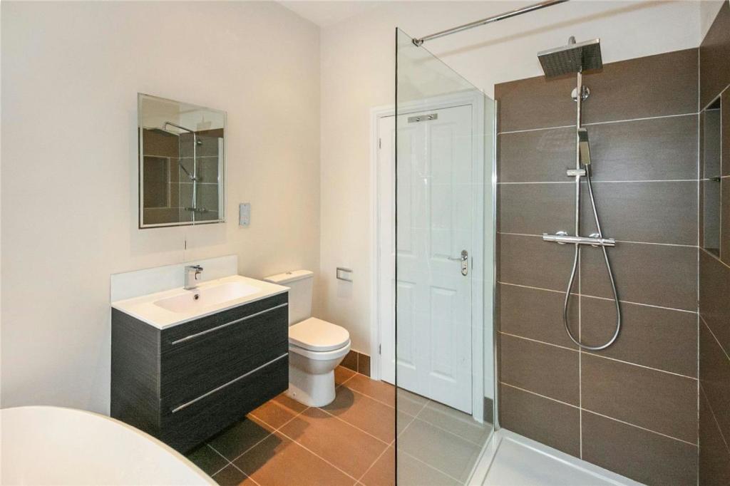 En Suite Bathroom Aspect 2