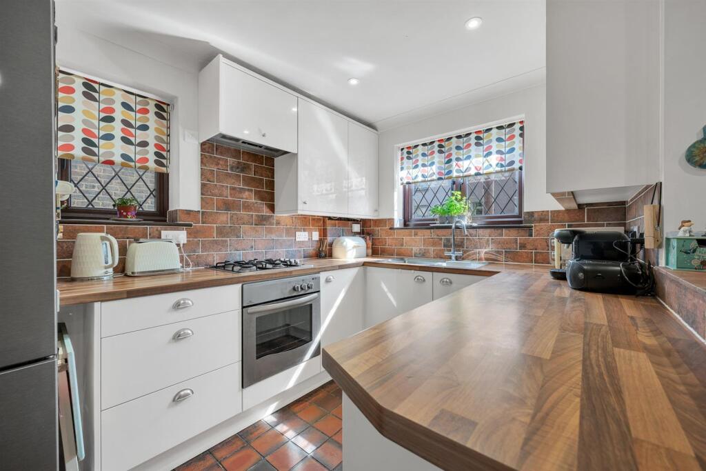 FITTED KITCHEN