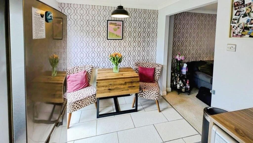 44 Coopers Drive dining a.jpg