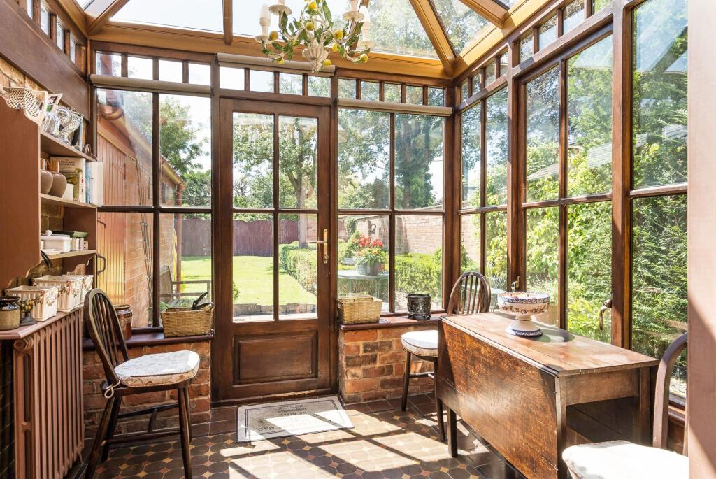 Conservatory/Breakfast Area