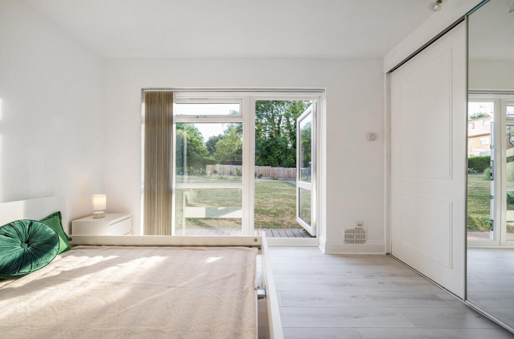 1319470-15-686eba...