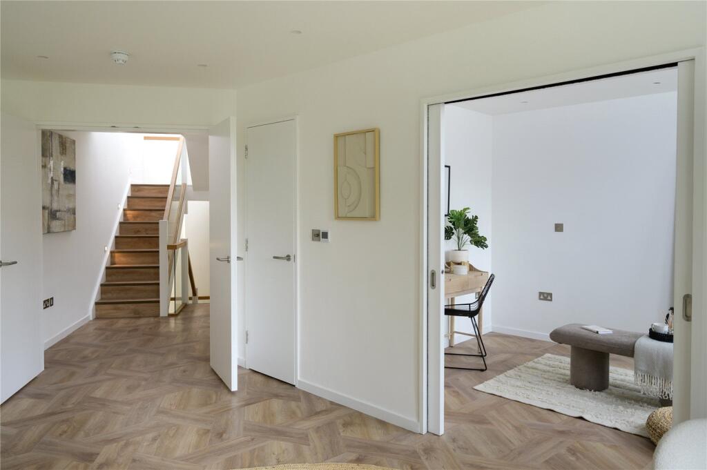 1 St James' Passage