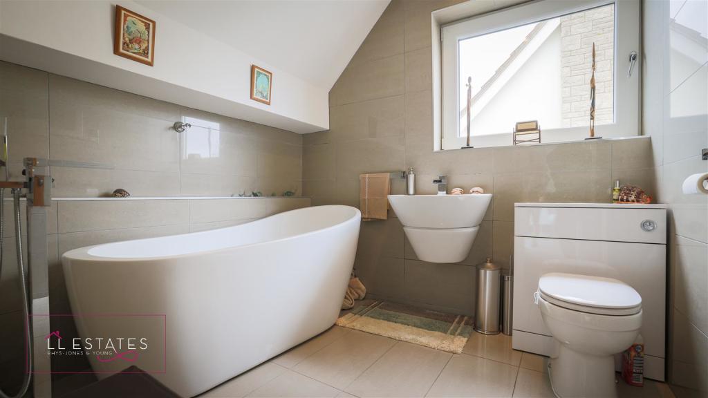 bathroom 81..jpg