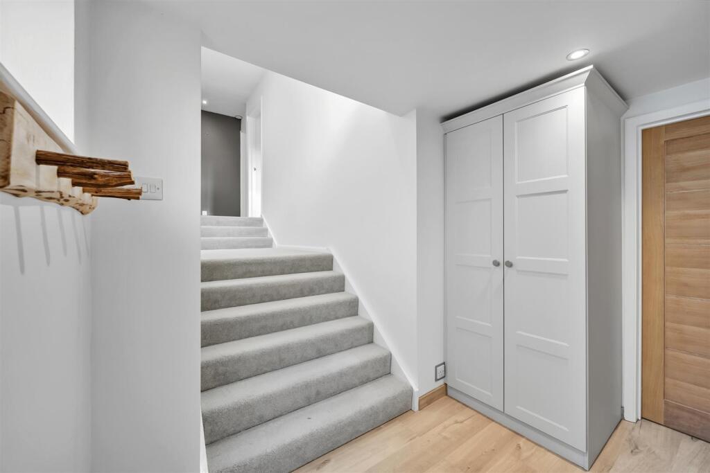 Saxton Mee  14 Castle Mount Crescent 0029.jpg