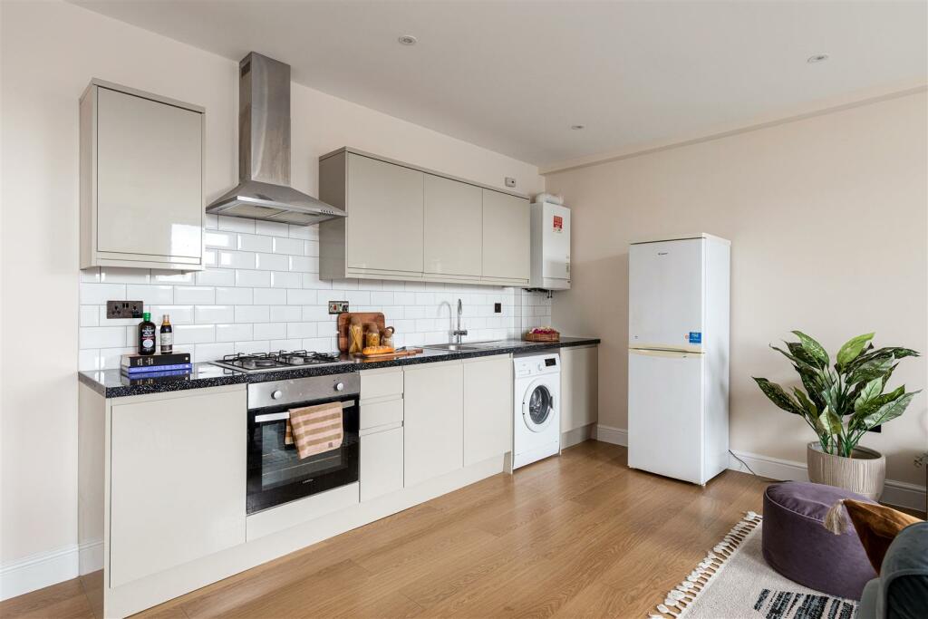 Eastwood Close, E18