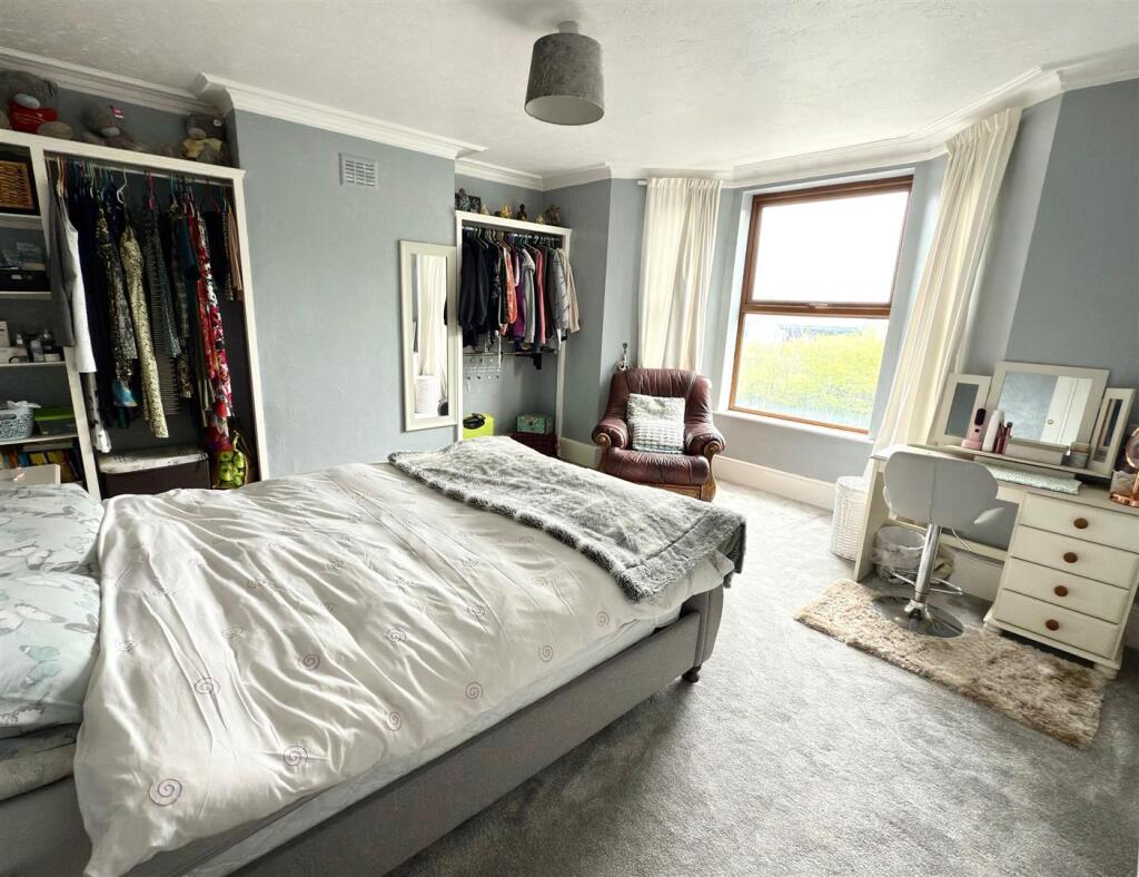 Master Bed.jpg