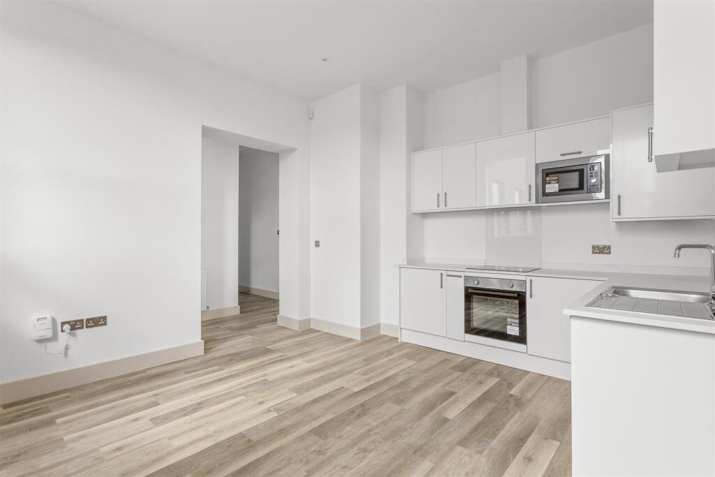 Flat 6, Harlow House, Harlow Road, HP13 6AA-3.jpg