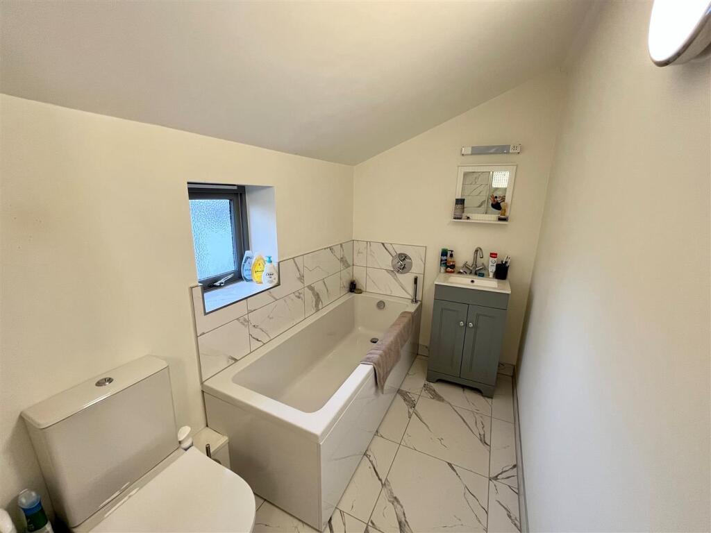 7. Ensuite 1.jpg