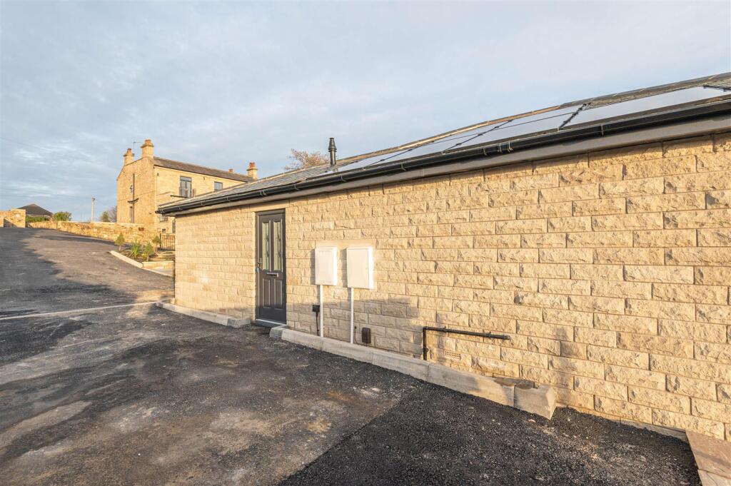 04 - 99B Knowl Road WF14 9RQ.jpg