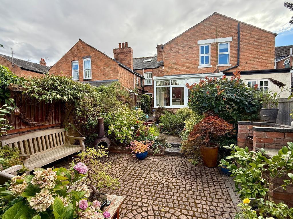 Low maintenance pretty garden