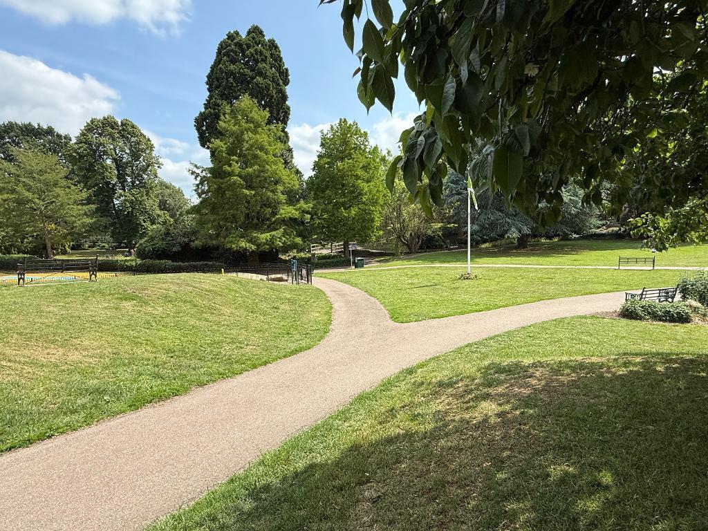 Gheluvet Park - excellent space is close