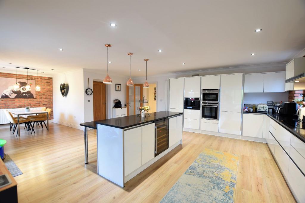 KITCHEN/DINER/FAMILY ROOM