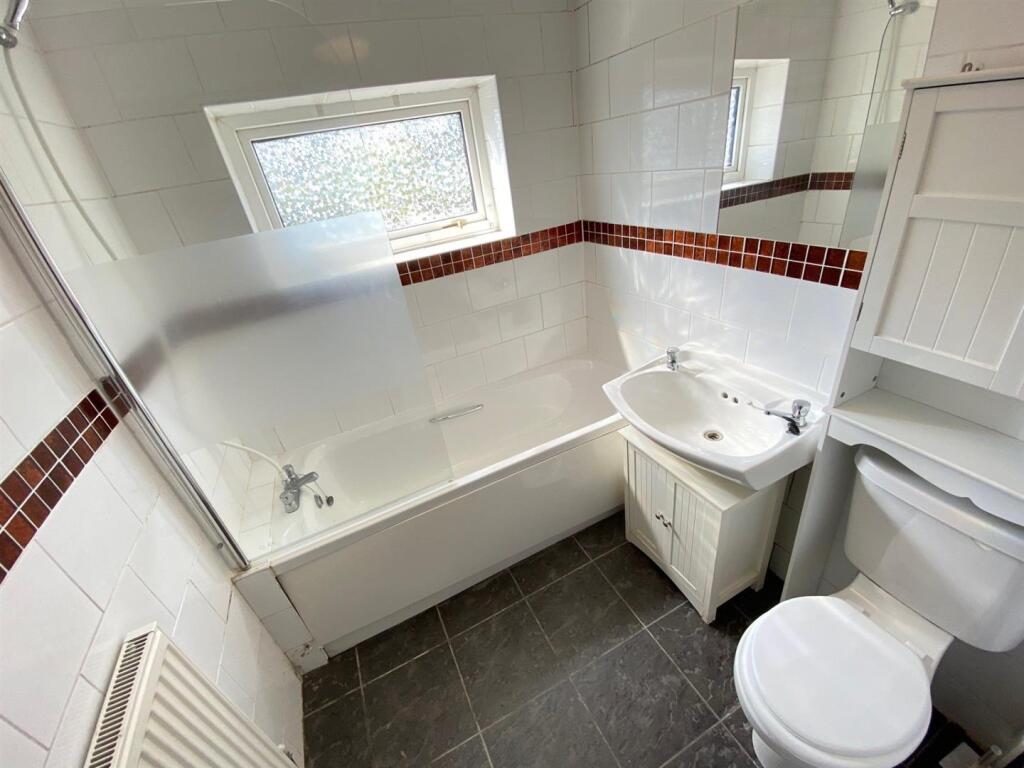 366 Buxton Road bathroom.jpg