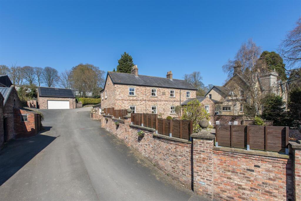 Grooms Cottage External-11.jpg