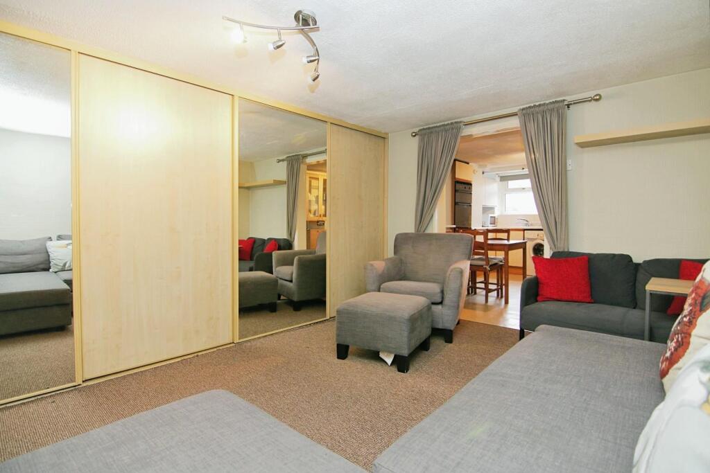 GRANNY FLAT - LIVING ROOM