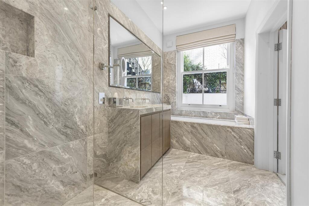 Int - Bath 1 - 3.JPG