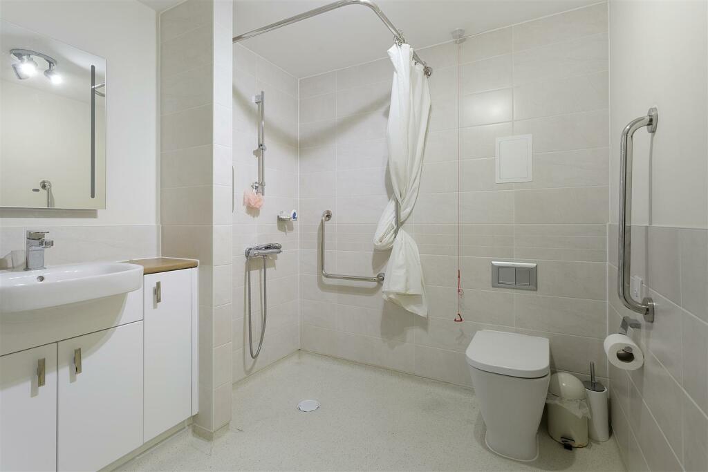 02-SHPMCS_16AustenPlace_Bath-2.jpg