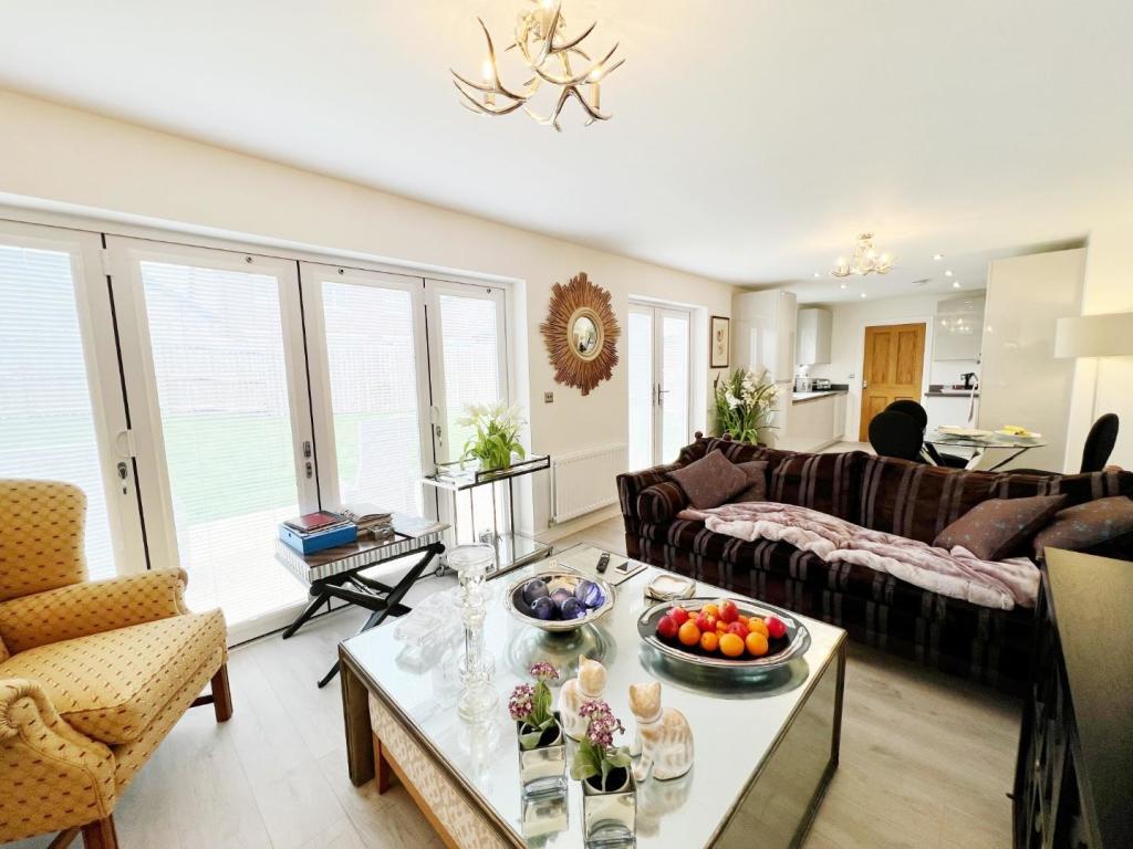 Kitchen Family Room 2.jpg