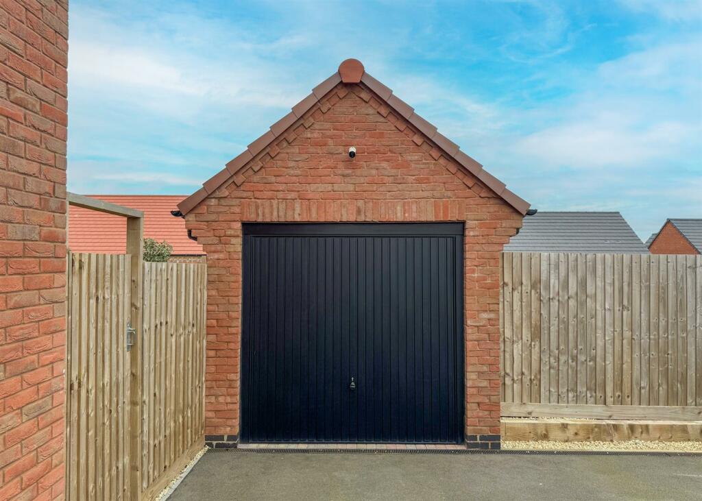 MODERN GARAGE
