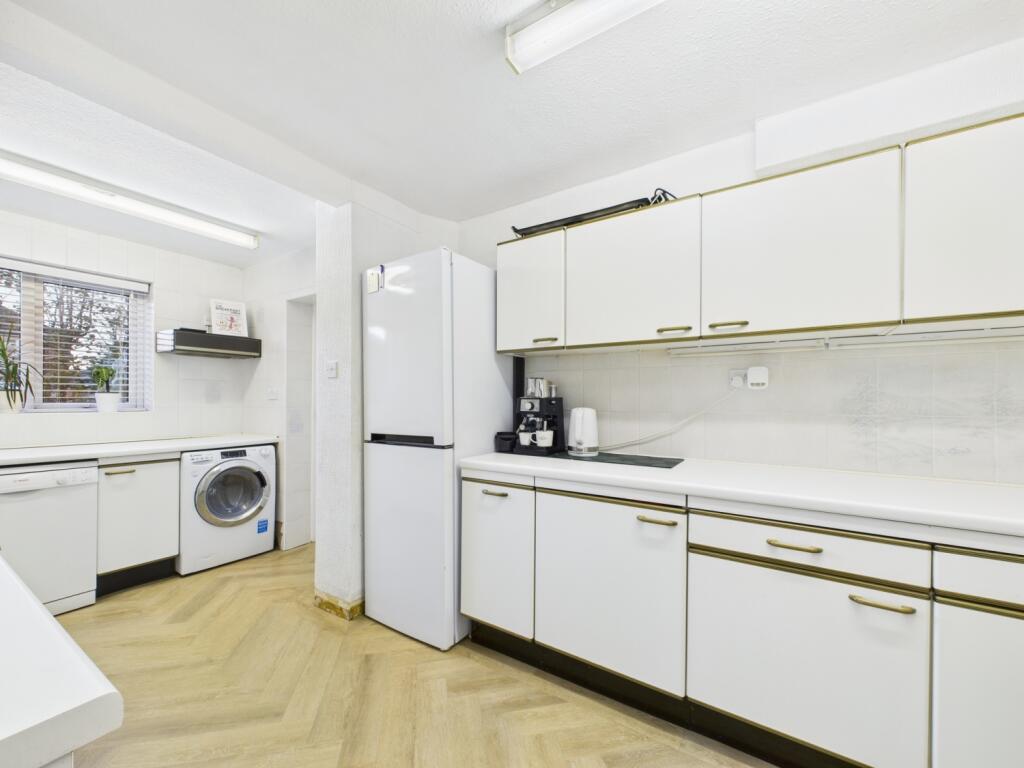 CAM02386G0-PR0152-STILL019