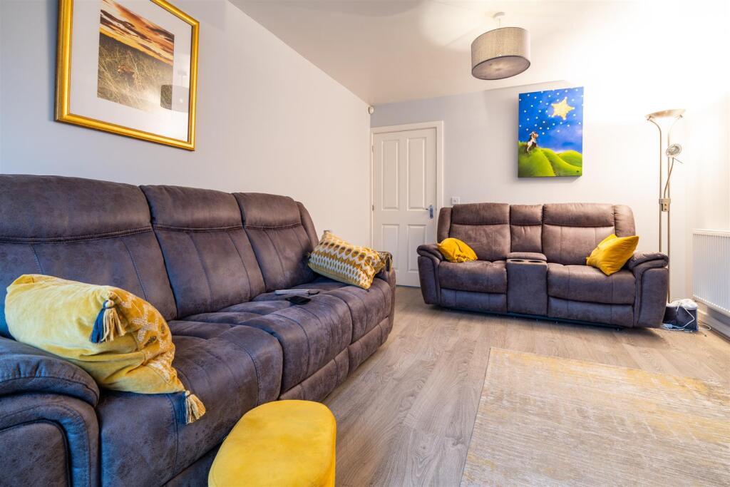 Living room 2 .jpg