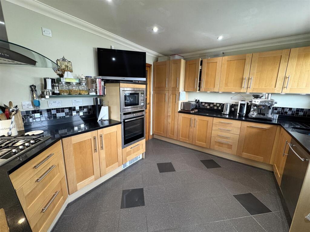 KITCHEN 1.JPG