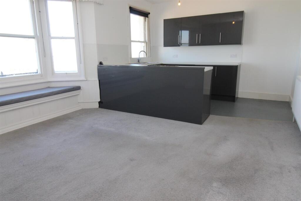 Lounge 2.JPG