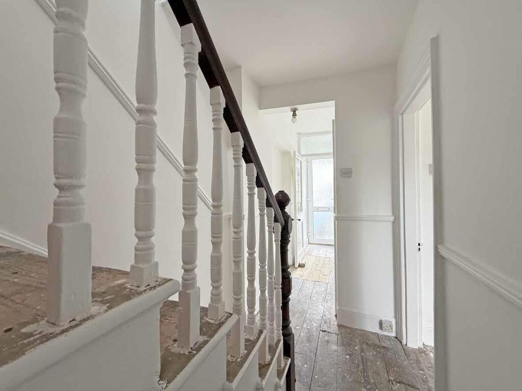 Stenlake Terrace 8 Entrance Hall.jpg