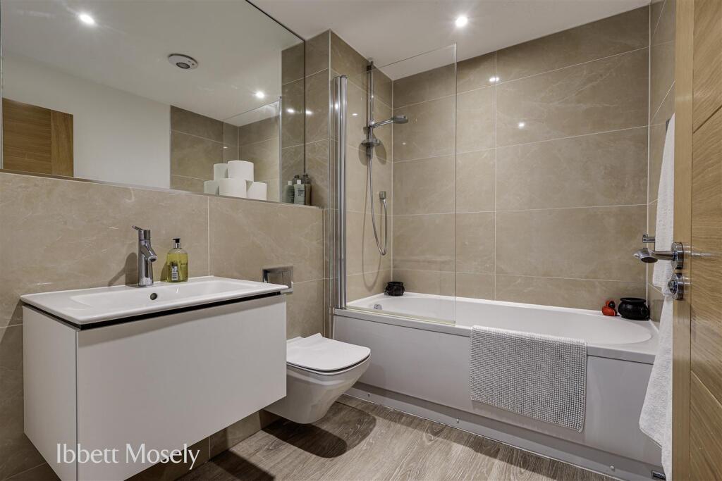 29 Family Bathroom.jpg