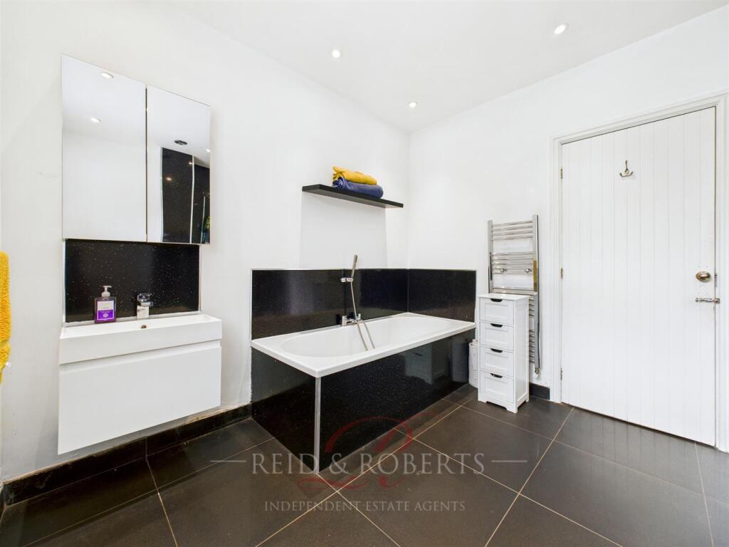 STILL009-BATHROOM.jpg