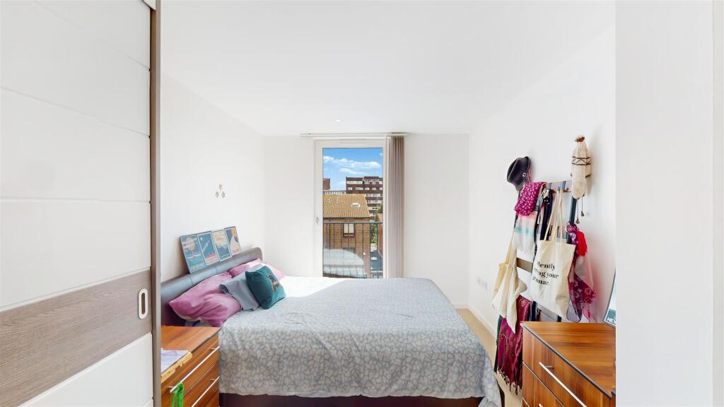 43 Baroque Gardens, Mary Rose Square - HvV3xxGwmb8