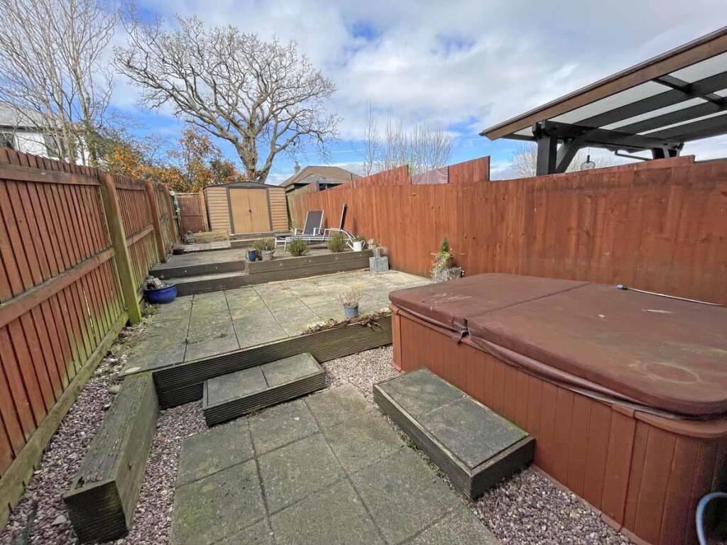 Cobham Close 31 Garden...jpg