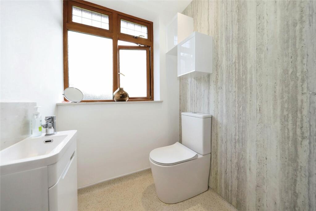 En-Suite Shower/ W.