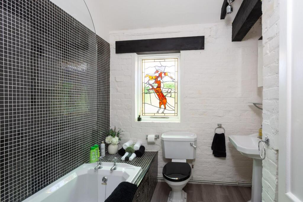 Furlong House-25_Cottage Bathroom.jpg