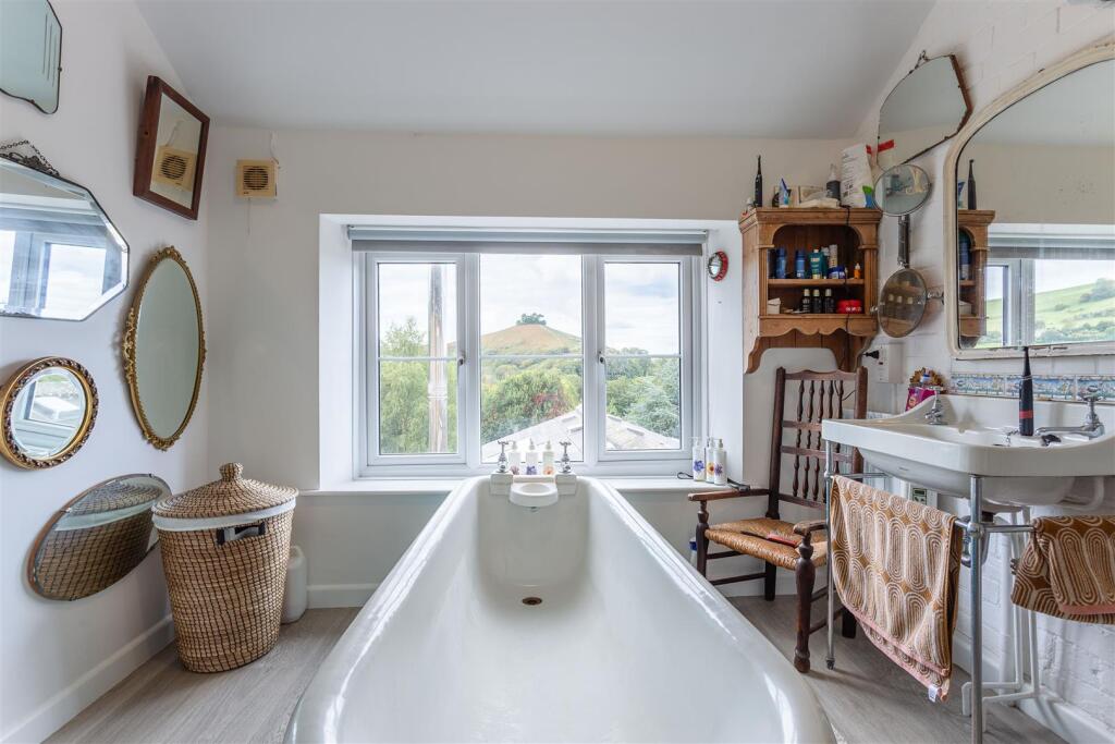 Bathroom (2).jpg