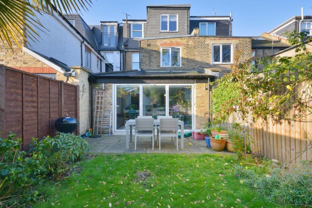 55'11 Lawned Family Garden