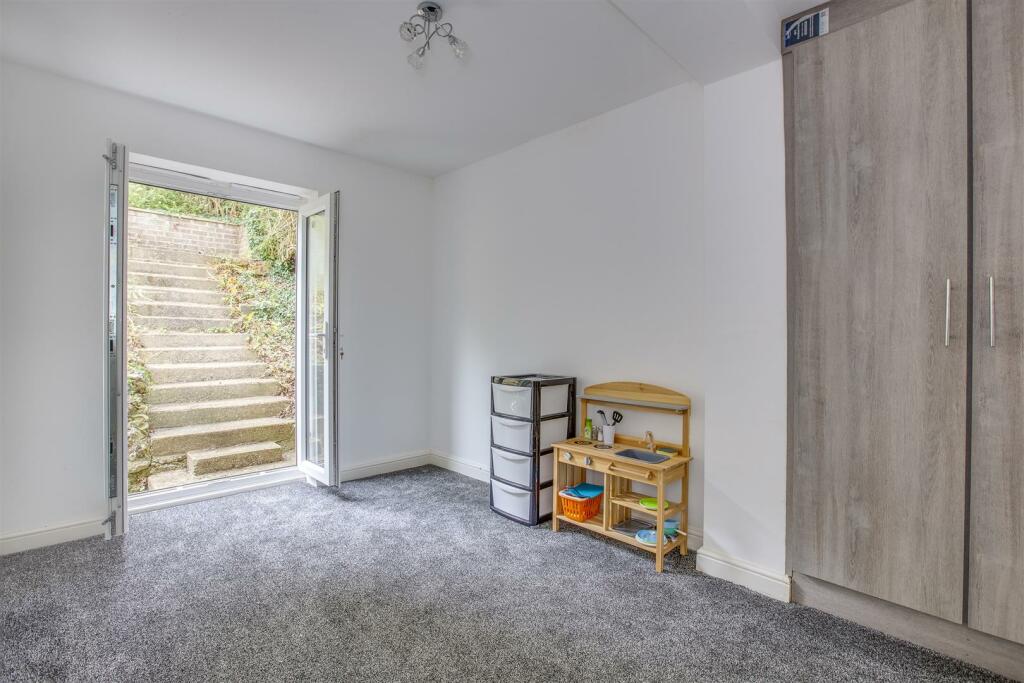 35 Dean Close, HP12 3NS-10.jpg