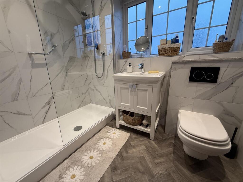 SHOWER ROOM/WC