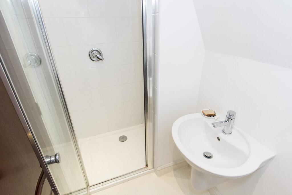 Bedroom Five En-suite Photo 2