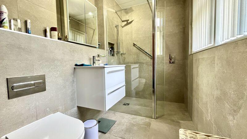 En-Suite to Bedroom 1