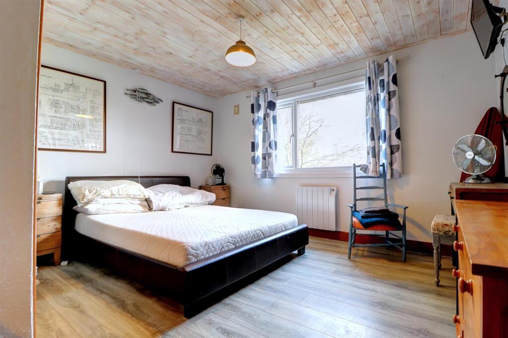 Bedroom 1 .1.jpg