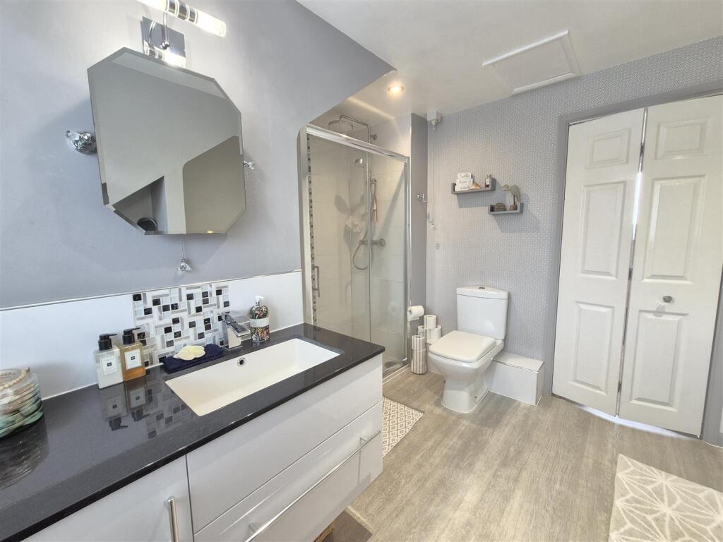 En-Suite Bathroom