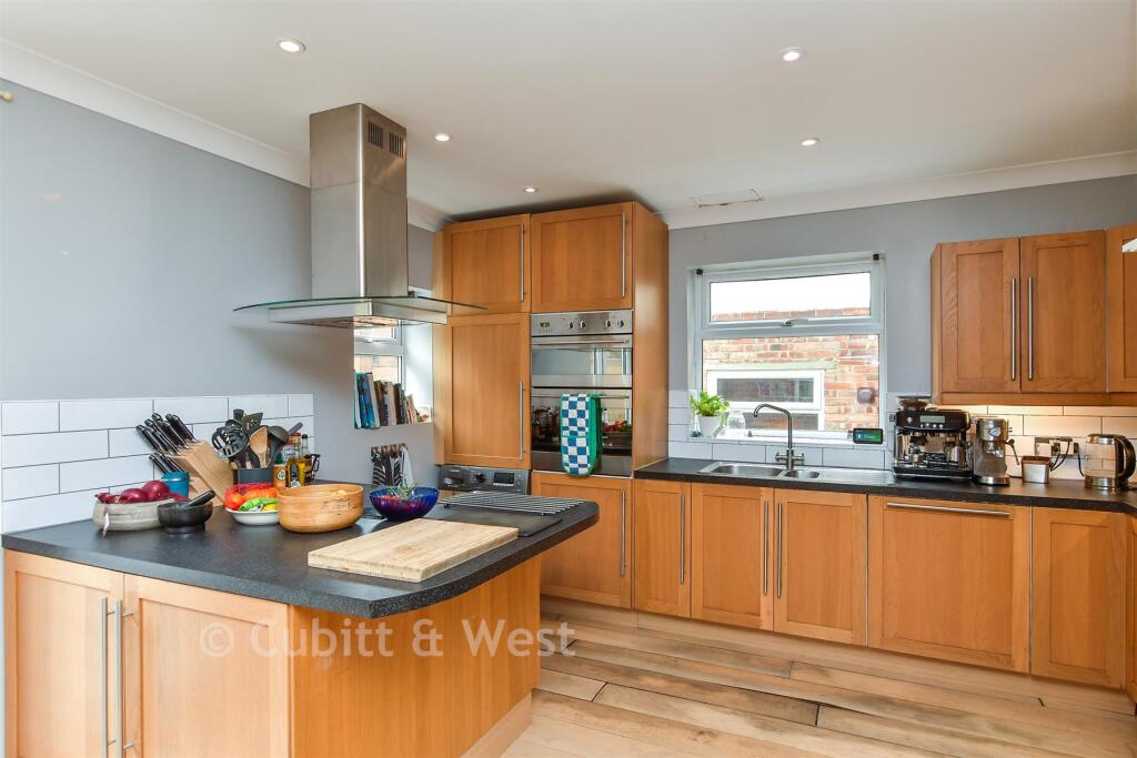 Kitchen/ Dining Room