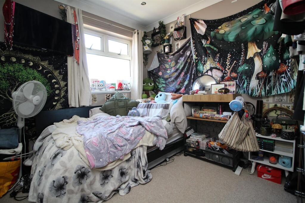 bedroom 2 .JPG